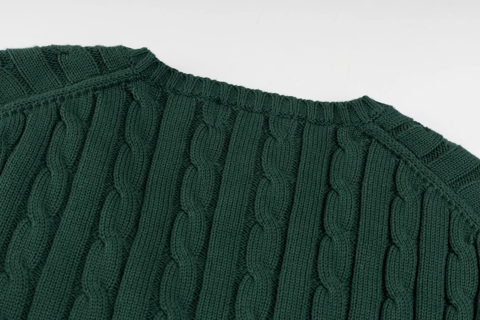 P210 #R90 RALPH LAUREN Thirteen colors of Ralph Lauren classic small label embroidery V-neck pullover cable cardigan sweater women's top, high-density LOGO embroidery on the chest, original customization of tag accessories. Made of pure cotton yarn, pure cotton is skin-friendly and comfortable, small label war horse embroidered twist button V-neck sweater🐎High quality, follow the blogger to learn how to wear it! Let’s buy a Ralph Lauren cable sweater. It’s a super hard-to-find series after it became popular. It’s hard to find one on the official website. It’s simple and practical to wear, with a lazy and loose feel. The thickened fabric has more texture, feels soft and delicate, and has a loose fit. Whether worn alone or layered, you can wear different styles of fashion with just one piece!   Size： Sleeve length: 60/61/62/63